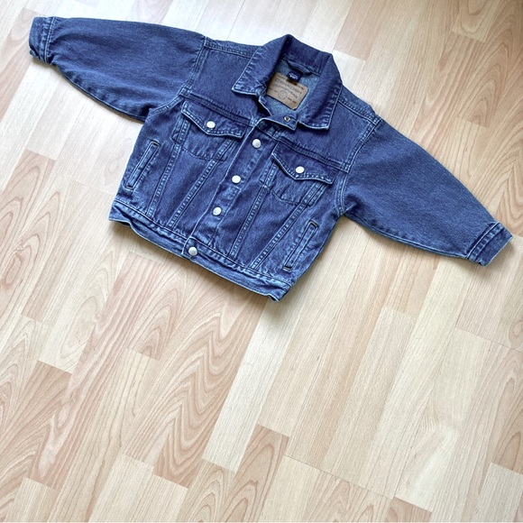 OshKosh: Classic jean jacket in a 4/4T. - Picture 3 of 10